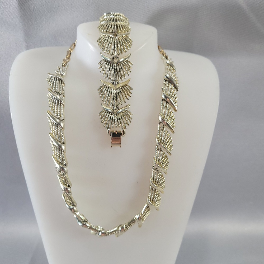 Vintage Coro Pegasus Necklace Bracelet Set Light Gold Tone Textured Fan‎ Link